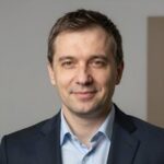 Портрет уверенного российского бизнесмена с дружелюбным взглядом на нейтральном фоне для компании Альт ДФК