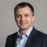 Портрет уверенного российского бизнесмена с дружелюбным взглядом на нейтральном фоне для сайта Альт ДФК